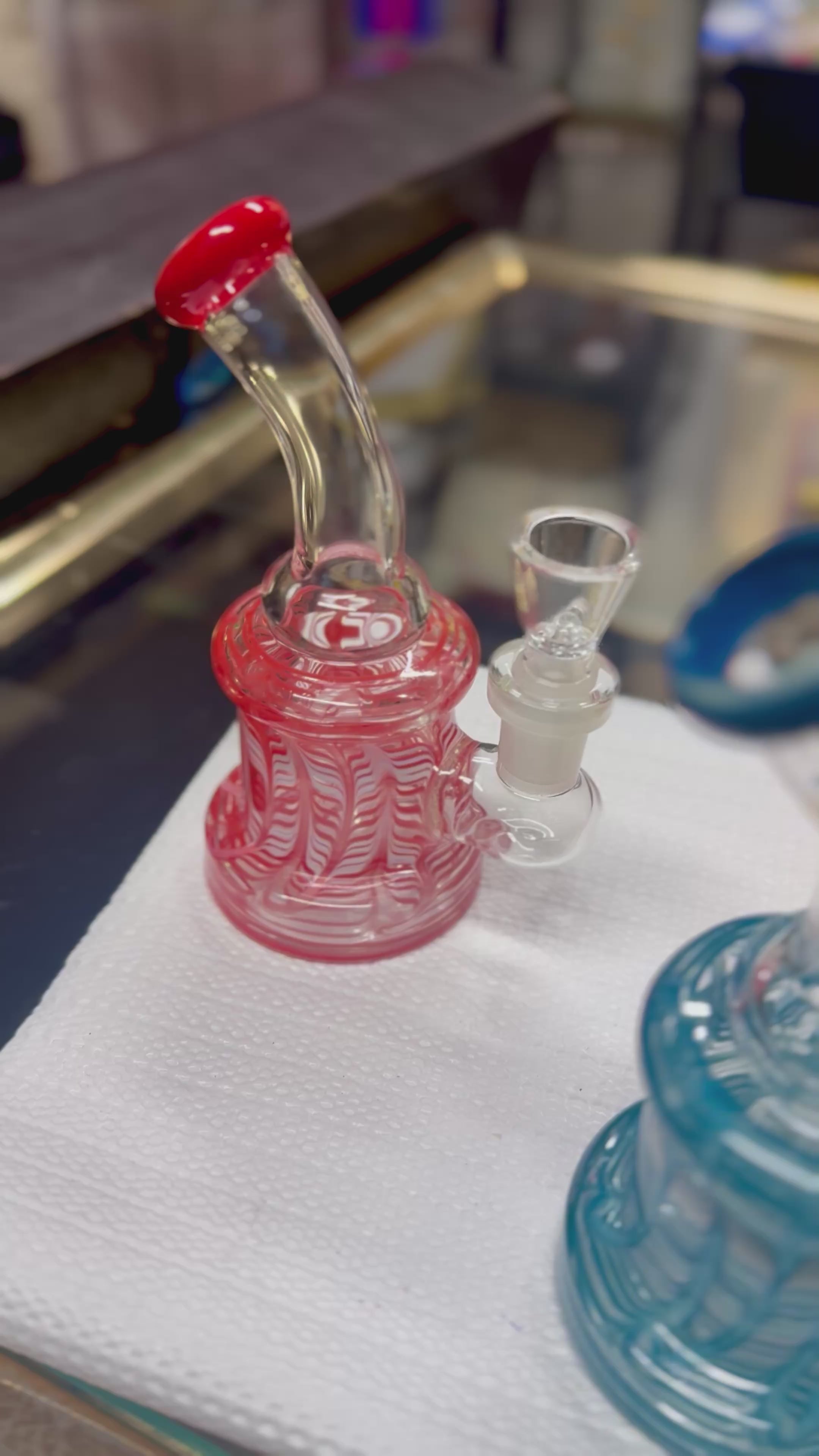 Video displaying Ripkitty 5" Fancy Mini Bong